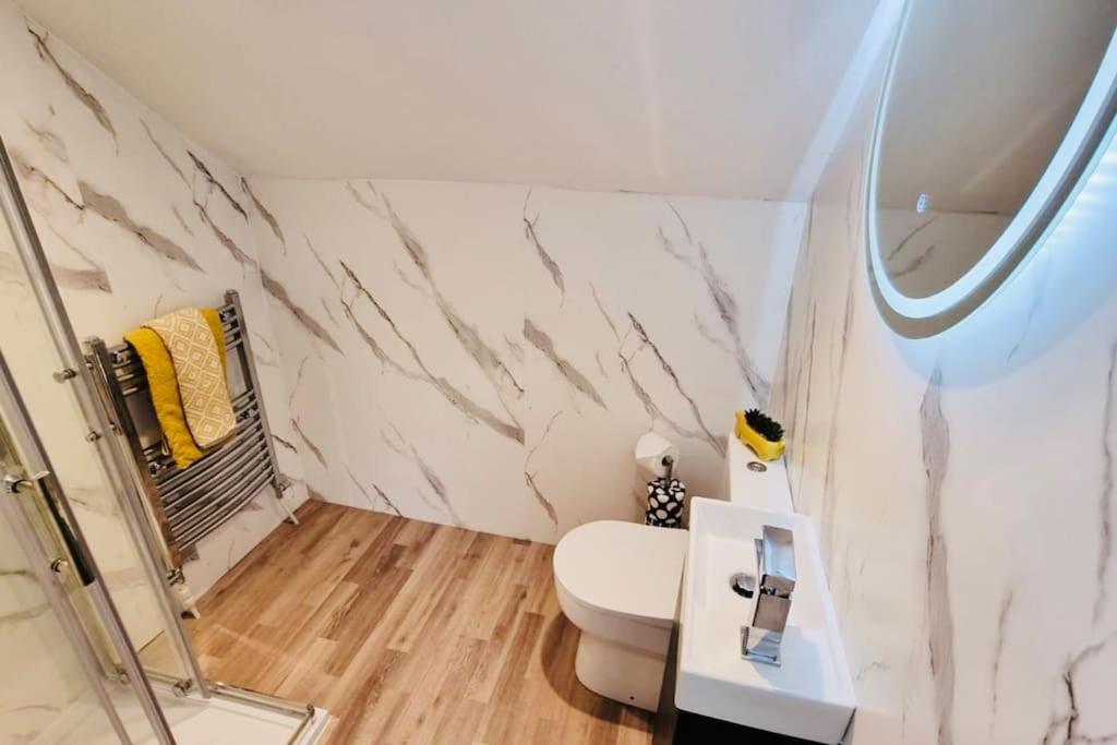 Harling House - - 4 Bedrooms