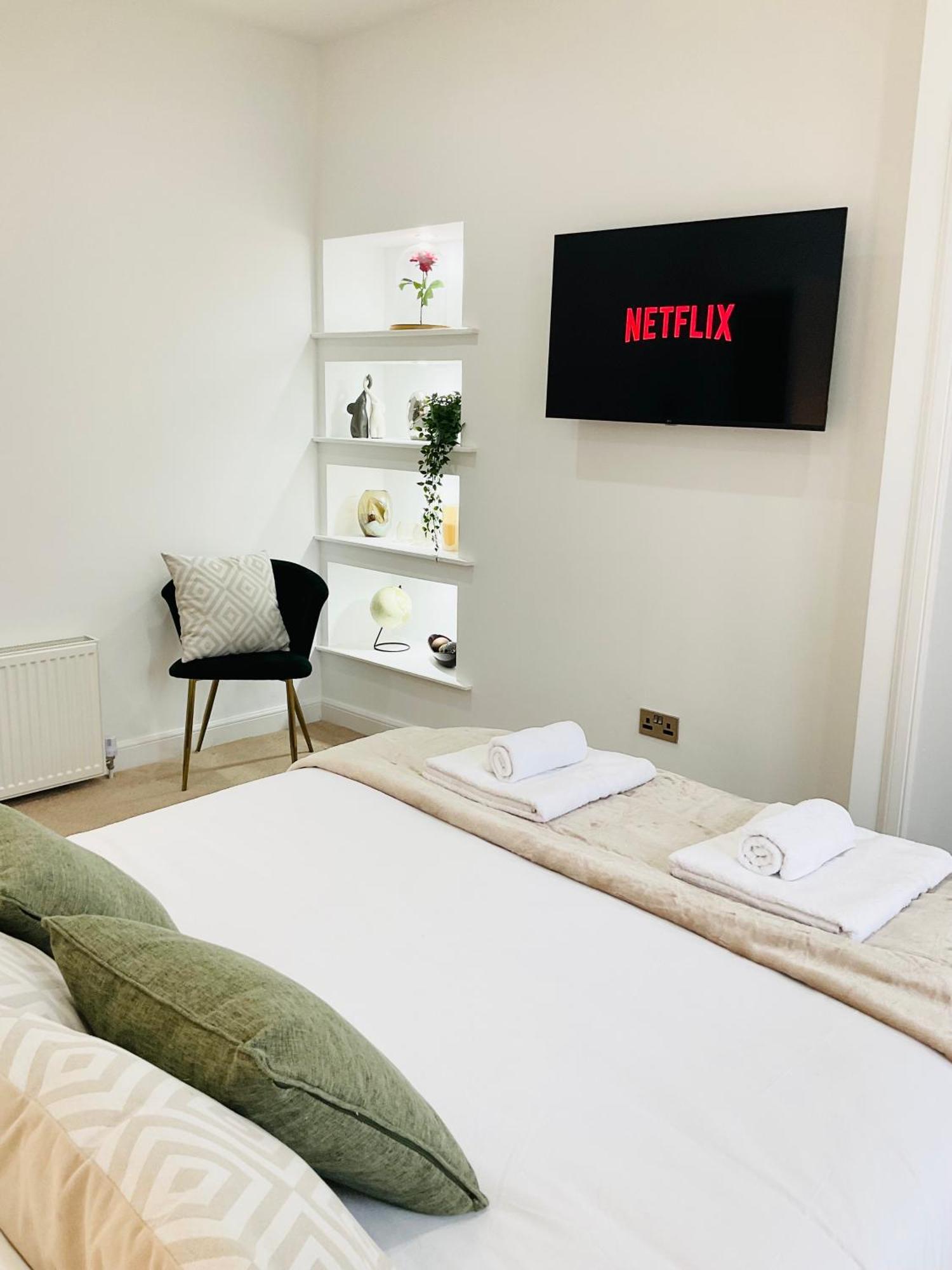 Harling House - - 4 Bedrooms