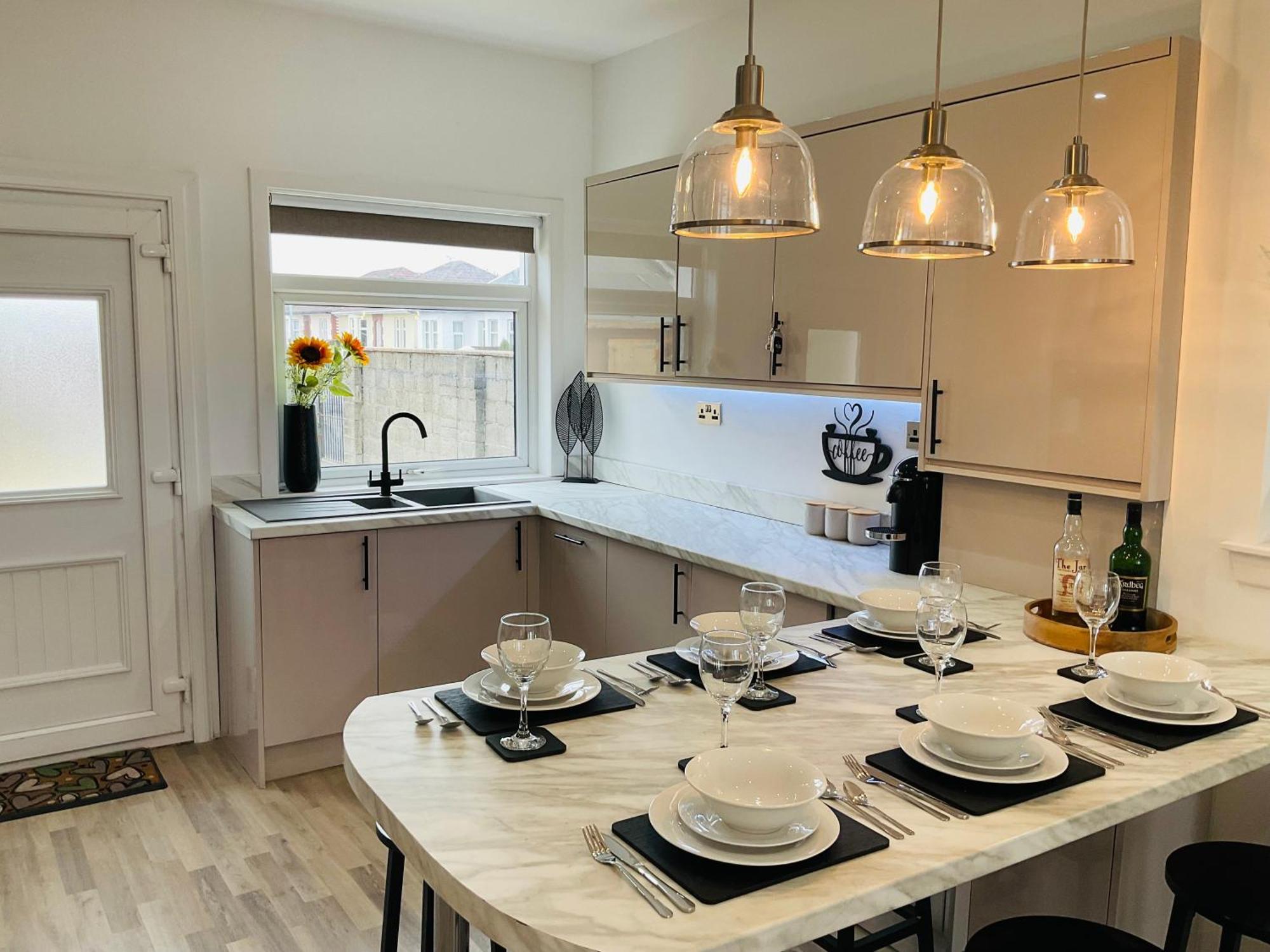 Harling House - - 4 Bedrooms Holiday home *